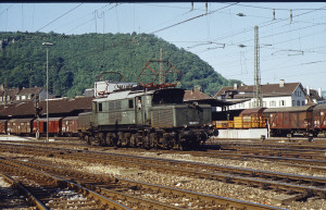 193 001, по-видимому незадолго до выхода на пенсию. Хорошо видно дополнительно нарощенный  козырёк над лобовыми окнами. Локомотивы серии Е94 прошли через эту процедуру поголовно, 193 001, был единственный локомотив серии, которому нарастили козырёк в 1971 году