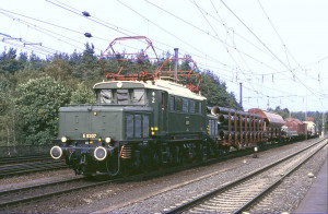 Музейный локомотив Е 93 07, красуется с грузовым составом по случаю парада в честь 150-летия немецких железных дорог в Нюрнберге (22 сентября 1985 года)