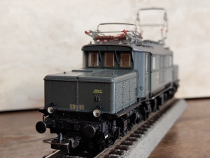 В качестве критики могу отметить рамки в окнах, которые намекают на обогрев, однако он устанавливался уже на послевоенные локомотивы и поэтому не подходит для моделей второй эпохи