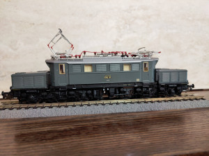 Сторона, где прототип имел только один проход через машинное отделение. С другой стороны, где видно четыре квадрата вентиляционных прорезей, находится главный трансформатор