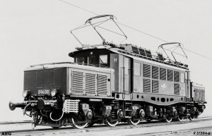 1940 год, заводское фото первого электровоза серии - Е 94 001. <br />Локомотивы представляли собой дальнейшее развитие проверенной временем серии Е 93. От своего предшественника, Е 94 можно было отличить по форме перфорированных балок мостовой рамы, за характерный изгиб которых, они получили прозвище &quot;рыбье брюхо&quot;, а также по иному расположению боковых окон и вентиляционных решёток