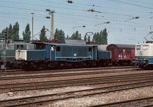 Единственный локомотив серии, который в 1976 году был окрашен в комбинацию бежевого и голубого цвета. Что характерно, среди энтузиастов такая схема окраски подвергалась критике, по причине того, что на старых &quot;капотниках&quot; это выглядело совсем неприглядно, особенно когда локомотив грязный. В конце концов, покраску олдскульных электровозов ограничили тремя &quot;118-ми&quot;, двумя &quot;144-ми&quot; и всего одним &quot;крокодилом&quot; с номером 194 178-0