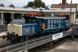 История связанная с 194 178-0 имела любопытное продолжение. Поскольку оригинал в такой расцветке был утилизирован, любителями железных дорог было решено воскресить этот локомотив, используя для этой цели 194 580-7, который отреставрировали и перекрасили в &quot;194 178-0&quot;, присвоив ему и соответствующий серийный номер.<br /> В рамках встречи &quot;крокодилов&quot; 17 июля 2010 года, на поворотной платформе Lokwelt во Фрайлассинге было представлено несколько локомотивов. Первым появился совсем недавно отреставрированный «194 178-0» (бывший 194 580-7) со своей гордой владелицей Барбарой Пирх, единственной собственицей «Rail 4U» - самой маленькой частной железнодорожной компании Германии, основанной в 2001 году. <br />В 2013 году при манёврах локомотив попал в аварию и был повреждён