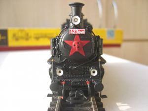 Паровозы ЧСД отличались огромными звёздами на крышке дымовой коробки.