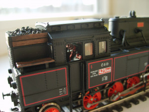 Внутренности в будке машиниста присутствуют и окрашены.