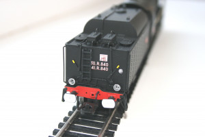 На тендере можно модельную сцепку удалить из шахты и установить имитацию винтовой.