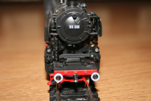 Вид спереди (ступенька составителя слева на буферном брусе отсутствует - паровоз достался мне б/у).