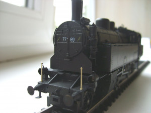 Передняя часть паровоза с характерной для австрийцев крышкой дымовой коробки.