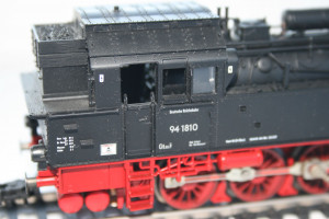 Надписи для Фляйшманна традиционно чёткие и читаемые. Паровоз относится к DR, имея традиционную для них табличку, что вода в баках не питьевая, а техническая.