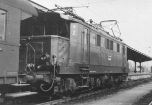 Существовали серийные модификации с литерными номерами серий - B, G (локомотивы этих серий были оборудованы под движение в составе реверсивных поездов), а также локомотивы оснащённые тормозом электрического сопротивления. До 1962 года эти машины помечались буквой &quot;W&quot; (на фото) после номера локомотива (например, E 44 170 W), с 1962 по 1968 год, перед серийным номером ставили цифру &quot;1&quot; (например, E 44 1170), в 1968 году были переименованы в серию &quot;145&quot; (например, 145 170 - 7).