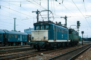 Волна перекраски локомотивов в новую бежево-бирюзовую цветовую концепцию, начавшаяся в Бундесбане, первоначально затронула и серию 144. В июле и ноябре 1975 года, локомотивовы 144 021 и 071 получили соответствующую цветовую схему. Но не в последнюю очередь на фоне уже обозримого вывода 144-й серии из боевого состава от дальнейшей перекраски воздержались.