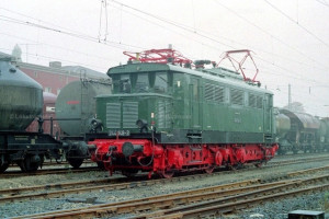 В середине 1960-ых годов все локомотивы получили красный слой краски на тележках - на рамах тележек, тяговых двигателях, колесных парах и тормозном оборудовании. Это должно было облегчить распознавание трещин, что немаловажно, учитывая повреждения, вызванные переделками ранее. С 1970 года Е 44 переименованы в серию 244.