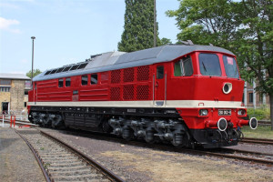 DR 130 002-9.jpg (182.69 Кіб) Переглянуто 4772 разів Збережений для музею другий екземпляр 130-го: великі вікна, поручні під лобовими, кути за боковими вікнами на закруглені.