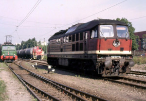 DR 130 037-5.jpg (132.69 Кіб) Переглянуто 4772 разів 037-й - перший з маленькими боковими вікнами кабіни, але вже з самостійно переробленими поручнями та додатковим трапом біля буфера.