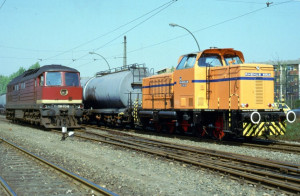 DR 130 012-8(1988).jpg (146.99 Кіб) Переглянуто 4772 разів 012-й, у якого гофри під кабіною тільки з одного боку.