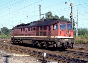 DR 130 079-7(1991).jpg (163.23 Кіб) Переглянуто 4638 разів Передостанній "справжній" 130-й. Заводський П-образний поручень, пісочниці на візках, високі кришки над моторами вентиляторів системи охолодження.