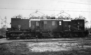 EG 538 в состоянии поставки 1915 г. ( заводское фото SSW)<br />Ввод в эксплуатацию начался в начале 1915 года и продлился до 1921 года.<br />В соответствии с эстетическими требованиями того времени, отдававшими предпочтение функциональности над внешним видом, концевые секции локомотива, где размещались два больших масляных трансформатора, были немного уже центральной секции и обшиты листовой сталью. Центральная секция на крыше которой размещались два токоприёмника, помимо наличия двух кабин машинистов, служила ещё и багажным отделением, оснащавшимся раздвижными дверями. В отличие от концевых, стены центральной секции были выполнены из лакированного и полированного дерева, за что она получила прозвище &quot;Möbelwagen&quot; (&quot;мебельный вагон&quot;). Из-за весьма посредственных ходовых характеристик, уже с середины 1930-х годов начался постепенный вывод машин из эксплуатации. E 91 40 был последним локомотивом этой серии, который был выведен из эксплуатации Deutsche Reichsbahn в 1943 году.