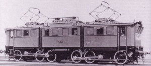 Е 91 96 в состоянии поставки (заводское фото AEG) <br />От более ранних серий его легко можно отличить по трём одинаковым окнам кабин машинистов, а также вентиляционным жалюзи по бокам, находящимися на одном уровне с окнами, тогда как на ранних машинах жалюзи в основном располагались ниже окон машинного отделения