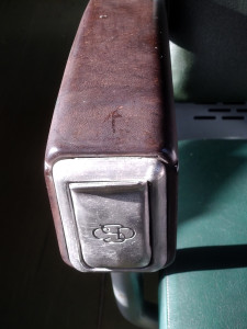 Попільничка на кріслі у салоні вагону