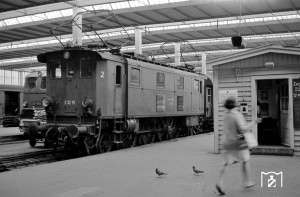 А вот, Е 32 15 на Центральном вокзале в Мюнхене (08.1965). Как видно, в отличие от предыдущего фото, буферные фонари здесь уже разного размера.