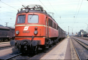 072L22260880_Bahnhof_Attnang_Puchheim,_Lok_1018.07.jpg