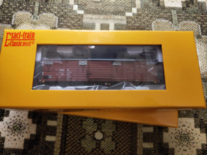 Производитель пакует свои модели в коробки из толстючего, покрытого приятным глянцем  картона. В верхней половинке находится окошко из прозрачного пластика, через которое видно содержимое. Визуально и тактильно, упаковка производит чрезвычайно солидное впечатление