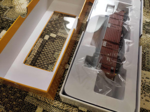 Внутри экзокоробки обнаруживается ещё одна, внутренняя, по-видимому из пенопласта, в которой и покоится модель. Всё это дело накрыто прозрачной пластиковой крышкой. Снова обращаю внимание на толщину картонных стенок