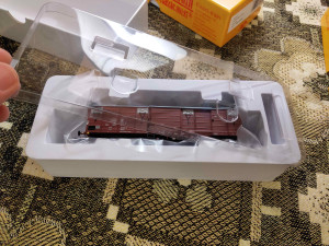 В кармашке справа обнаруживается пакетик с дополнительными деталями, ограниченными комплектом сцепок &quot;накидная петля&quot;. Более ничего, как например, какой-никакой инструкции не обнаружено. Несколько необычная, фирменная &quot;фишка&quot; от производителя