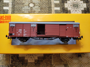 Мы ещё и вот так могём. Правда при открытой двери деталь замка, так и остаётся торчать горизонтально. Впрочем, это я уже придираюсь. Из функционала ещё следует отметить подпружиненные буфера