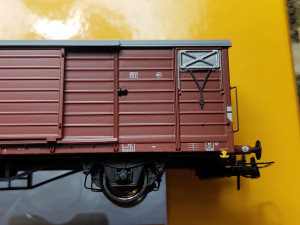 Указанная дата ревизии - 30.3.68 Пожалуй, можно согласиться, что вагон относится к ранней IV эпохе. Обращает на себя внимание поручень из тончайшей проволоки, а также цифровое значение на буферном стакане. Тонкая работа