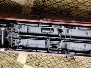 Как вам пёстрые узоры на моей скатёрке? Не перебор? К слову, рама вагона из металла, что, как заявлено, очень положительно влияет на характеристики поката. Забегая вперёд, могу отметить, что движение по рельсам у вагонов образцовое