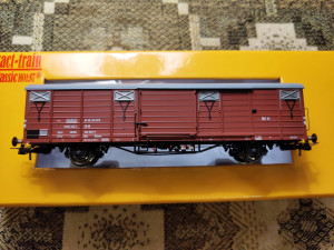 Визуально брат-близнец. Минимальные различия только в печати