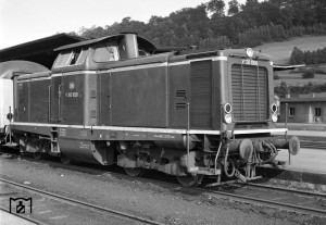 V 100 с серийным номером, начинающимся на цифру &quot;1&quot;, а позже серию 211, отличали горизонтальные жалюзи радиатора