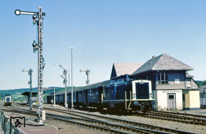 Цветовая гамма DB цвета «океанский синий/бежевый» к V 100 пришла довольно поздно: первые перекраски состоялись в 1975 году. <br />На фото локомотив 212 161 (серийный номер совпадает с таковым на модели PIKO) на станции Эрндтебрюк по маршруту Бад-Берлебург - Эрндтебрюк - Зиген - Кёльн (1983 год)