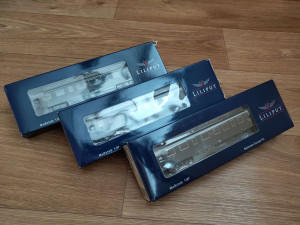 Вполне знакомая упаковка  Liliput - двухкомпонентный простенький (но не проще) блистер, в котором находится модель, вложена в картонную коробку с клапанами для открывания по бокам. Надёжно и сердито