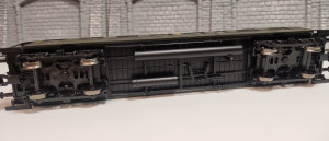 Подвагонное с претензией на проработку. Некоторые агрегаты отдельными деталями. Выглядит достаточно здорово и вагон всё ещё можно брать в руки
